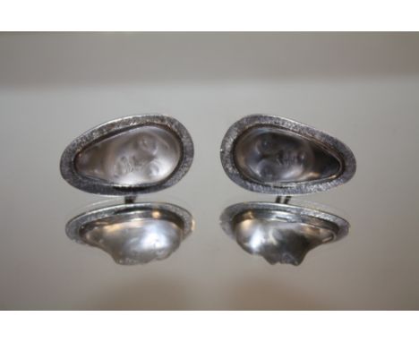 A PAIR OF VINTAGE SILVER AND FROSTED GLASS CUFFLINKS IN THE STYLE OF LALIQUE