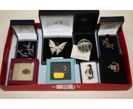 A SELECTION OF BOXED STERLING SILVER BROOCHES ETC TO INC A FILIGREE BUTTERFLY SHAPED EXAMPLE