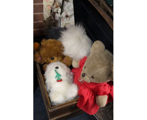 A VINTAGE TIN TRUNK CONTAINING A QUANTITY OF VINTAGE AND MODERN SOFT TOYS 