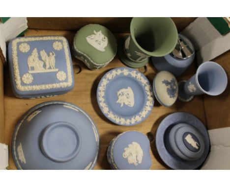 A SMALL TRAY OF WEDGWOOD JASPERWARE TO INCLUDE A DUAL COLOURED TRINKET POT, TABLE LIGHTER, BOWL ETC.