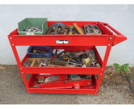 A THREE TIER CLARKE TOOL TROLLEY PLUS A SELECTION OF TOOLS TO INCLUDE A HYDRAULIC JACK, RATCHET ATTACHMENTS TO INCLUDE KING D