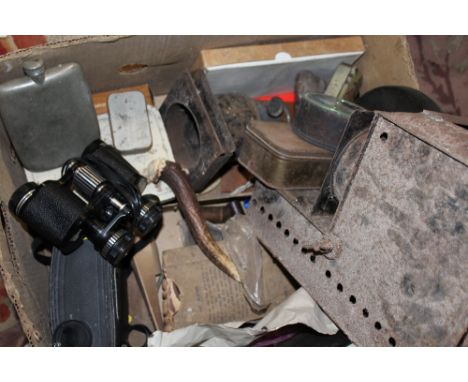 A BOX OF VINTAGE COLLECTABLES TO INCLUDE A MAGIC LANTERN A/F, BINOCULARS, HIP FLASKS ETC. 