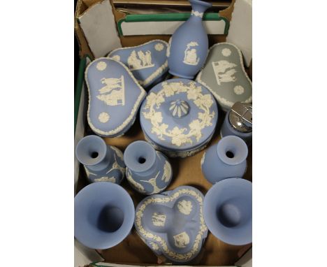 A SMALL TRAY OF WEDGWOOD JASPERWARE TO INCLUDE A GREY HEART SHAPED TRINKET POT, TABLE LIGHTER ETC. 