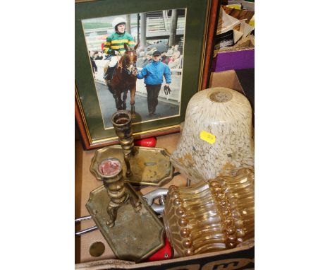 A SMALL TRAY OF ASSORTED COLLECTABLES TO INCLUDE BRASS CANDLESTICKS, GLASS LIGHT SHADES ETC. 