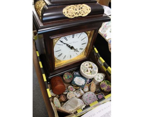 A SMALL TRAY OF MINIATURE TRINKET POTS, TOGETHER WITH A REPRODUCTION MANTEL CLOCK AND A TRAY OF SUNDRIES (2)