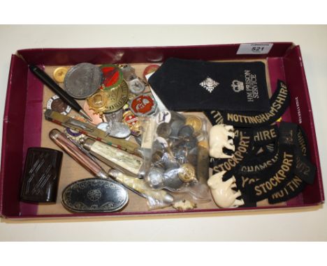 A SMALL TRAY OF COLLECTABLES TO INC SNUFF BOX, PEN KNIVES, POLICE BADGE ETC