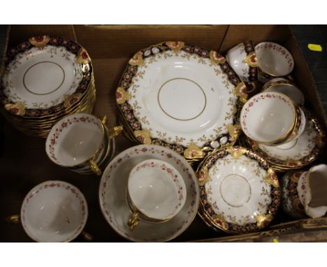A TRAY OF VINTAGE GILDED COPELAND CHINA TO INCLUDE CUPS AND SAUCERS, DINING PLATES ETC. MARKED 9211 