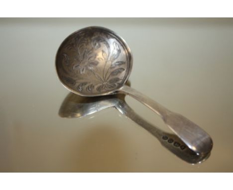 AN ANTIQUE ENGRAVED SILVER CADDY SPOON