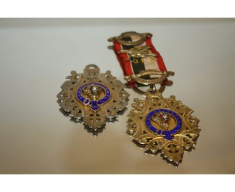 A LONDON HALLMARKED SILVER BUFFALO MASONIC MEDAL TOGETHER WITH ANOTHER SILVER ENAMEL MASONIC MEDAL - APPROX 80 g COMBINED WEI