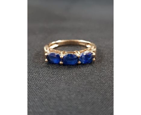 9CT GOLD 3 STONE RING