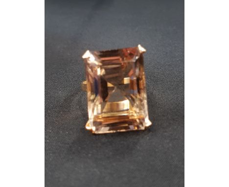 18CT GOLD AND SMOKEY QUARTZ  RING