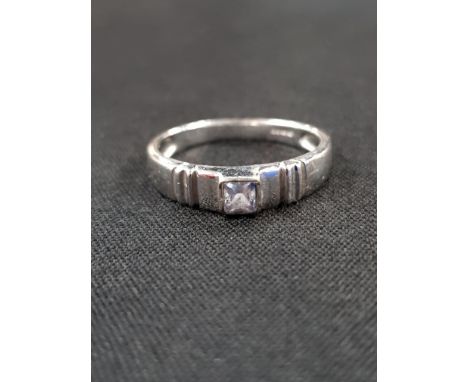 9CT GOLD SINGLE STONE RING