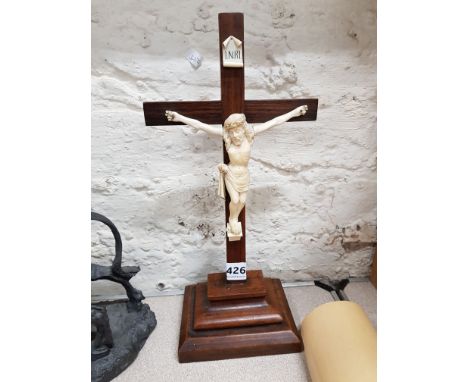 EARLY 19TH CENTURY DIEPPE IVORY CRUCIFIX ON GILTWOOD AND COMPOSITION SHELF 