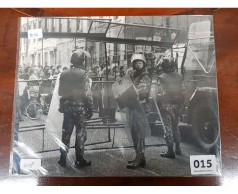 ORIGINAL NORTHERN IRELAND TROUBLES OPERATION BANNER PHOTOGRAPH SHOWING 3 MEMBERS OF THE BRITISH ARMY WEARING CROMWELL ANTI-RI