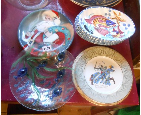 A quantity of assorted ceramic and glass items including vintage knight decorated plates, set of six Italian tin glazed fish 