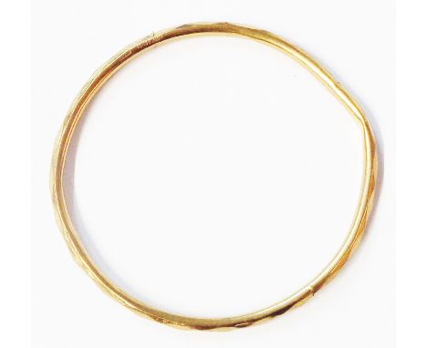 A 375 (9ct.) gold damaged bangle