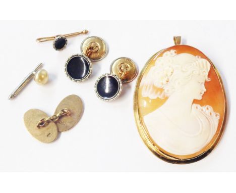 A 375 (9ct.) gold framed oval shell cameo panel pendant brooch - boxed - sold with a single 9ct. gold cufflink, a pair of pla