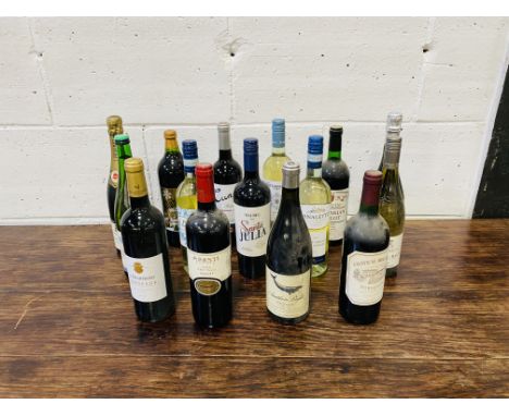 Fifteen bottles of wine, Champagne and prosecco. Estimate £30-50.