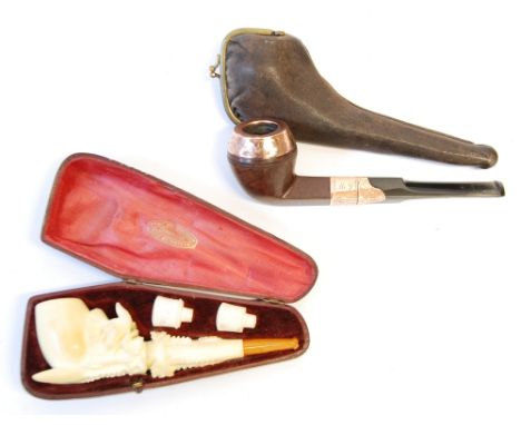 AN EARLY TWENTIETH CENTURY 9ct ROSE GOLD MOUNTED PIPE, with briar bowl and horn mouth piece, hallmarked Birmingham 1913, also
