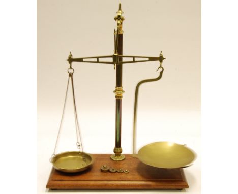 PAIR OF EARLY 20TH CENTURY BRASS BEAM SCALES TO WEIGH UP TO 2LB, of traditional form with knop column, detachable beam, arms,