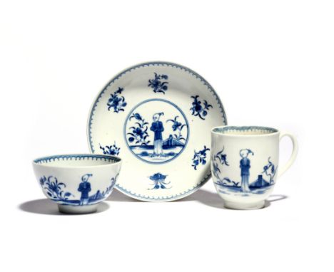A Worcester blue and white trio c.1760, painted with the Waiting Chinaman pattern, the figure standing before a fence, with h
