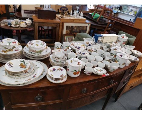 A large quantity of Royal Worcester crockery with Evesham pattern, Location: A1 