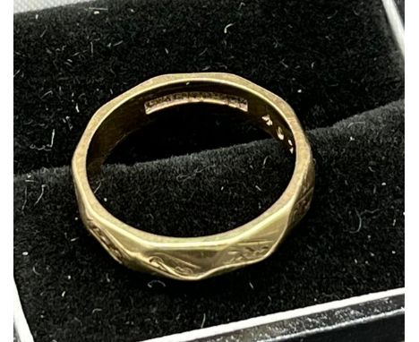 Birmingham marked 9ct yellow gold band ring with engraved design. [Ring size O] [3.83grams] 