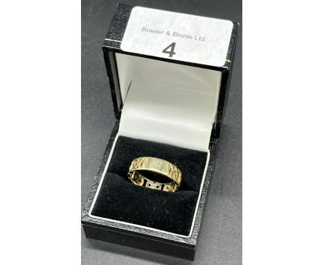 Birmingham marked 9ct yellow gold Celtic design band ring. [Ring size R] [3.90Grams] 