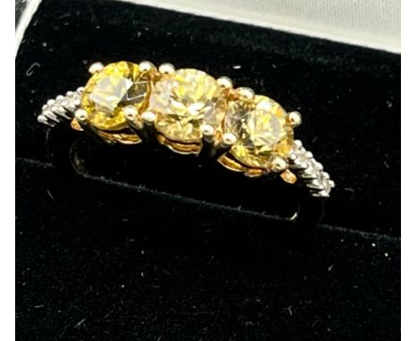 10ct yellow gold ladies ring set with three yellow stones off set by white spinel stone shoulders. [Ring size P] [2.92Grams] 