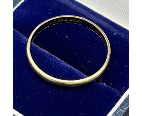 Ladies 9ct yellow gold thin wedding band. [Ring size T] [1.34Grams] 