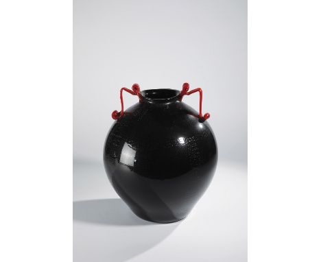 Große Zierhenkelvase ''rosso e nero'' Fratelli Toso, Murano, um 1930 Schwarzes, dünnwandiges Glas mit fein gerissener silbrig