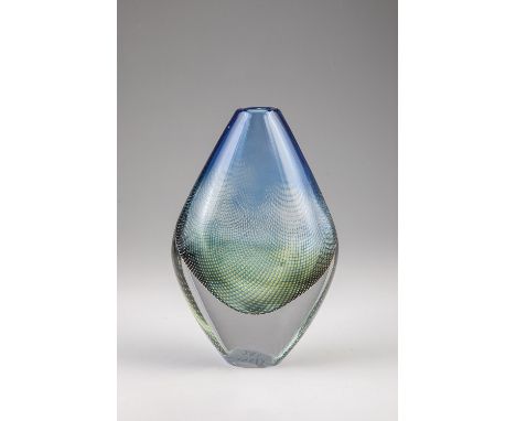 Vase ''Kraka'' Sven Palmquist (Entwurf), Orrefors,  1955 Farbloses Glas mit Unterfängen in Taubenblau und Grüngelb. Nach Zwis
