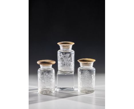 3 Apothekengefäße Kristian Klepsch Farbloses Glas mit surrealem Gravurdekor und Inschriften. In Gravur signiert.: K. Klepsch.
