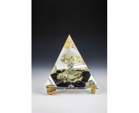''Pyramide'' Yan Zoritchak, 1995 Farbloses, optisches Glas. Aus mehreren emailbemalten, mit gerissener Gold- und Silberfolie 