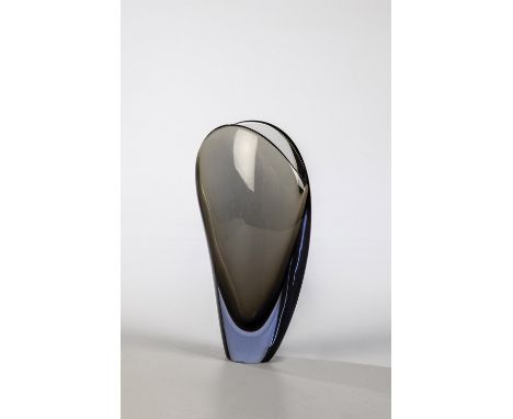 Vase ''Valva'' Flavio Poli (Entwurf), Seguso Vetri d'Arte, Murano, 1956 Farbloses Glas mit rauchgrauem und hell saphirblauem 