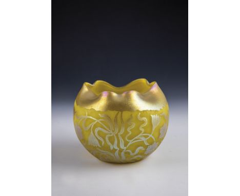 Kugelvase ''Delphi'' Loetz Wwe., Klostermühle, um 1902 Farbloses Glas, innen mit gelbem Opal unterfangen, außen mit flächiger