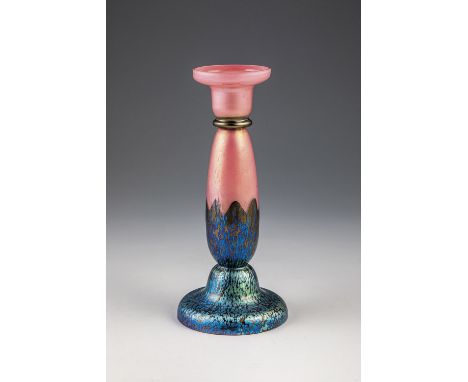 Leuchter Vase ''Rosa A.226'' Loetz Wwe., Klostermühle, um 1925 Mit pastellrosafarbenem Opal unterfangenes farbloses Glas. Im 