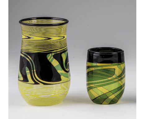2 kleine Vasen Kuno Hackl, 1983 Weichglas, vor der Lampe geblasen. Signiert und datiert: K. Hackl 83. H. 7,5 bzw. 12 cm