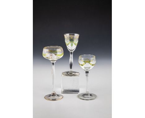 3 Likörgläser Theresienthaler Krystallglasfabrik, um 1905 Farbloses Glas mit Poliergold und buntem Transparentemail. Dekor: F