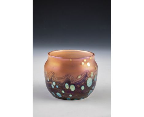 Kleine Vase ''Cytisus'' Loetz Wwe., Klostermühle, 1902 Farbloses Glas, innen mit lachsfarbenem Opal unterfangen. Dicht umspon