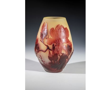 Vase mit Magnolie Emile Gallé, Nancy, um 1900 Farbloses Glas, mit zitronengelbem Opal unterfangen, dunkelrot überfangen. Umla