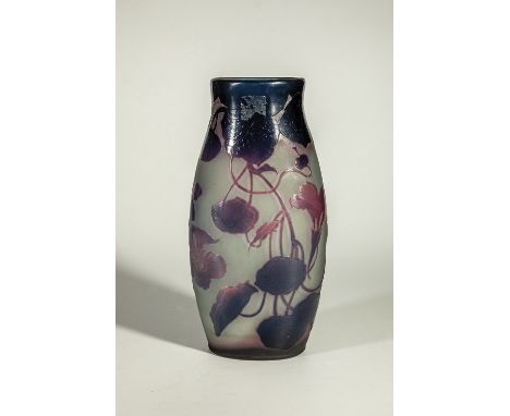 Vase mit Kapuzinerkresse Paul Nicolas ('d'Argental'), Nancy, 1919-25 Farbloses Glas, hellblauem Opal unterfangen, rosaviolett