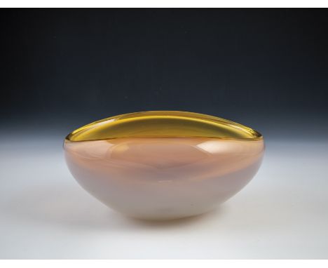 Schale Seguso Vetri d'Arte, Murano, um 1955/60 Farbloses dickwandiges Glas, mit gelbem Opal unterfangen. H. 13 cm; B. 26 cm