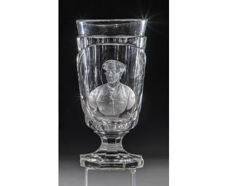 Fußbecher mit Portrait Böhmen, um 1850 Fuß und Kuppa achtfach geschält. Im ovalen Hochschliffmedaillon tiefgeschnittenes Brus