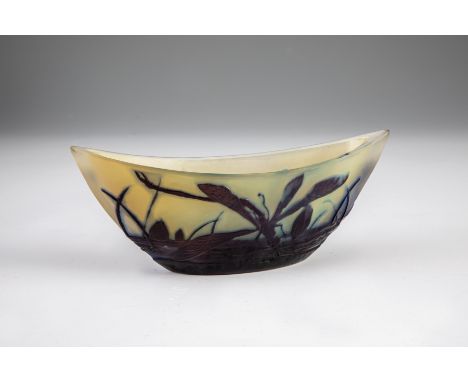 Schiffchen mit Libelle Emile Gallé, Nancy, um 1904 Farbloses Glas, partiell mit zitronengelbem Opal unterfangen, violett und 
