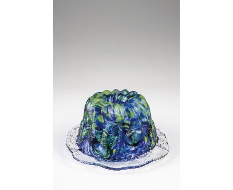 ''Gugelhupf'' Miluse Roubicková, 1966/67 Farbloses Glas, eingeschmolzene Farbglaskrösel, formgeblasen. In Vibrogravur signier