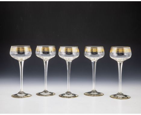 5 Weingläser ''Greque'' Theresienthaler Krystallglasfabrik, um 1907 Farbloses Glas mit Facettenschliff und Poliergoldmalerei.