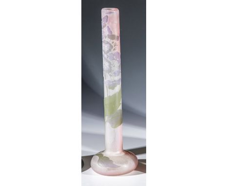 Langhalsvase mit Hortensien Emile Gallé, Nancy, um 1920 Farbloses Glas, partiell mit lachsfarbenem Opal unterfangen, weiß, li