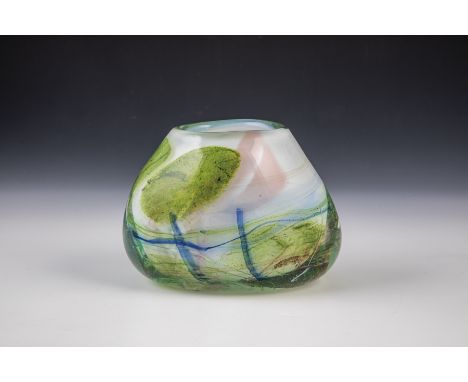 Vase Milan Vobruba, 1984 Überfangglas mit mehrfarbiger Einschmelzung. In Gravur signiert und datiert: M. Vobruba 84. H. 11 cm