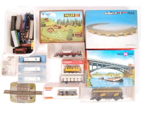 An assorted collection of original vintage 00 Gauge and N Gauge locomotive model railway rolling stock items, to include;&nbs